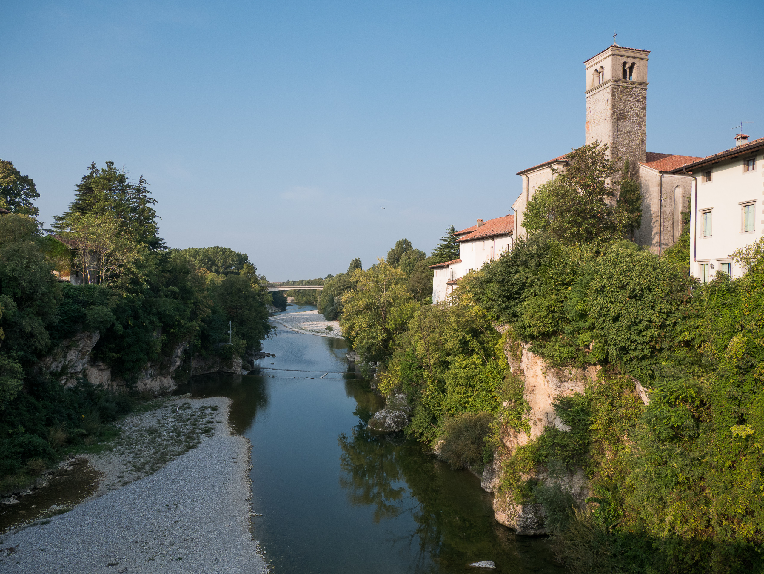 Cividale del Friuli über der Natisone-Schlucht mit Klosterkirche
